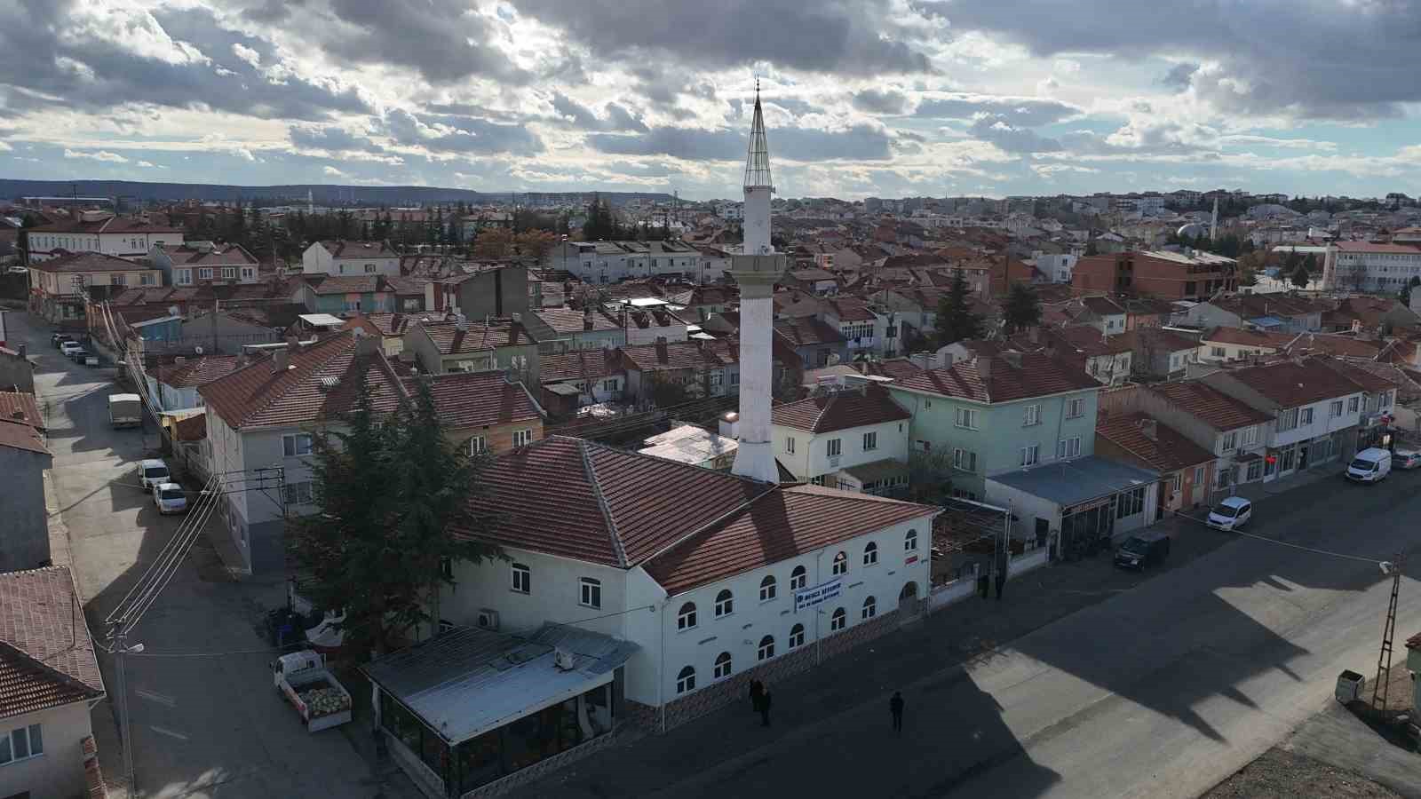 eskisehirdeki-yavuz-camiinin-duvarina-bence-affeder-gel-konus-istersen-pankarti-asildi