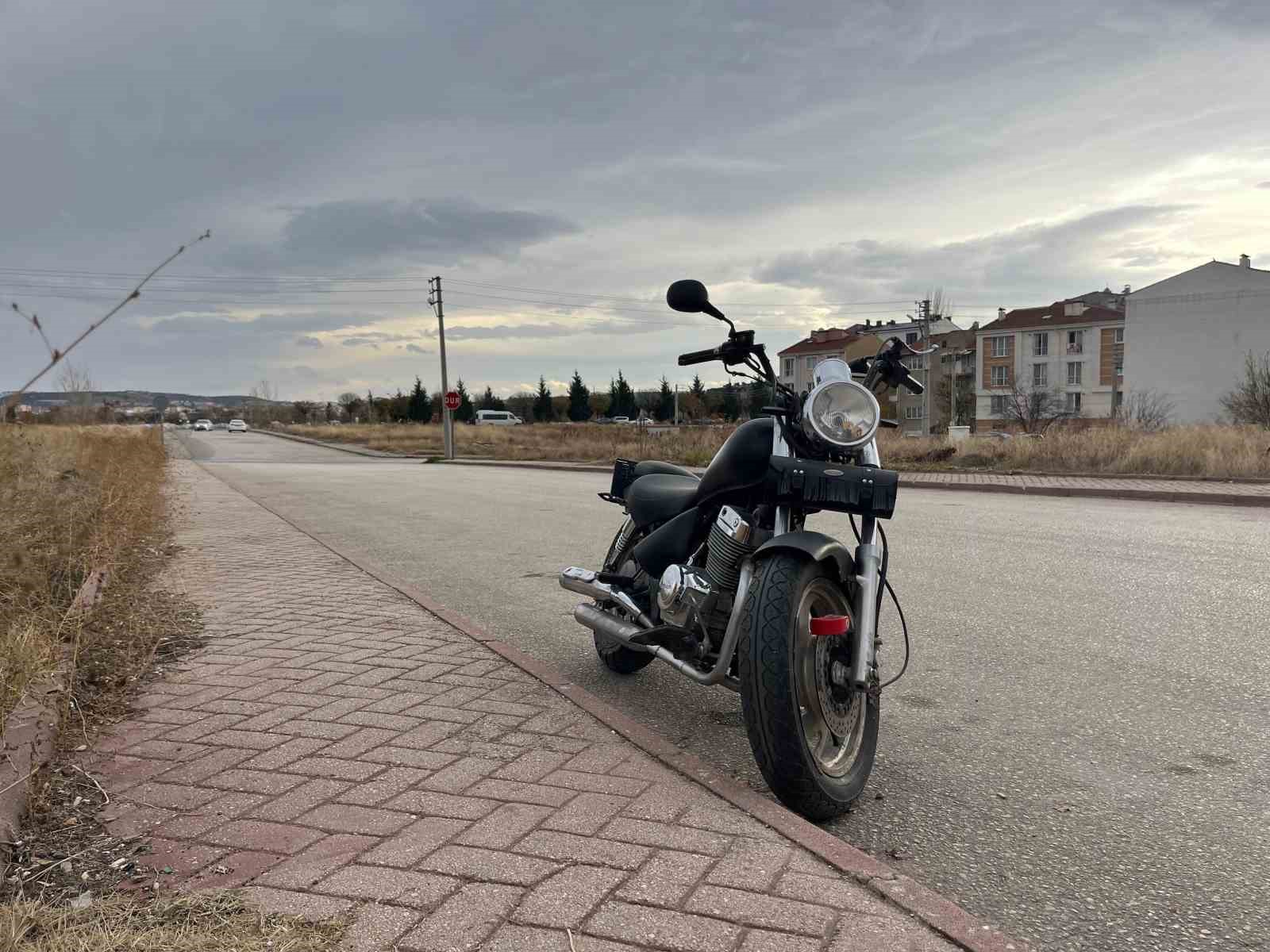 esnaf-kaza-sonrasi-terk-edilen-motosiklete-2-aydir-gozu-gibi-bakiyor