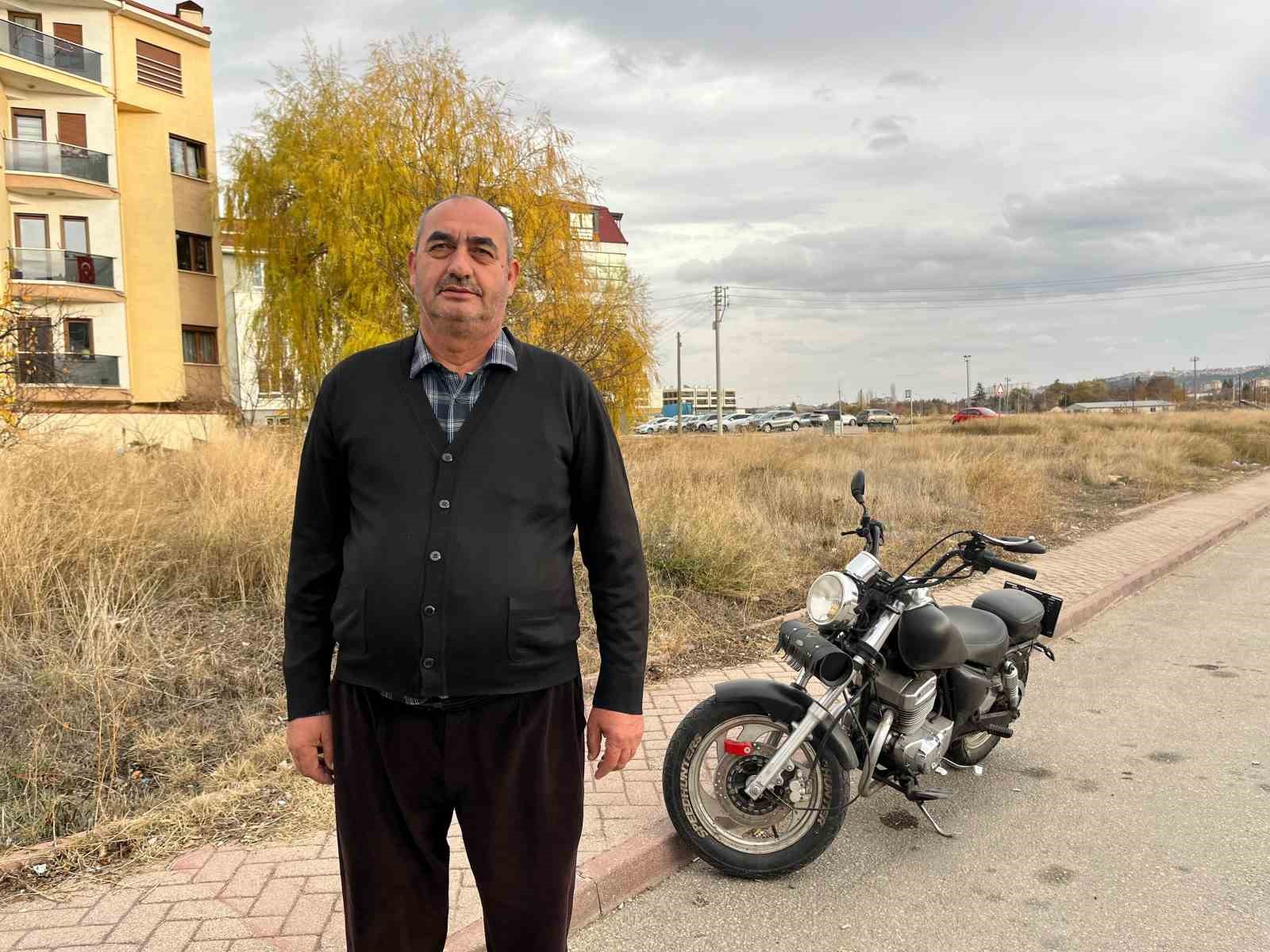 esnaf-kaza-sonrasi-terk-edilen-motosiklete-2-aydir-gozu-gibi-bakiyor