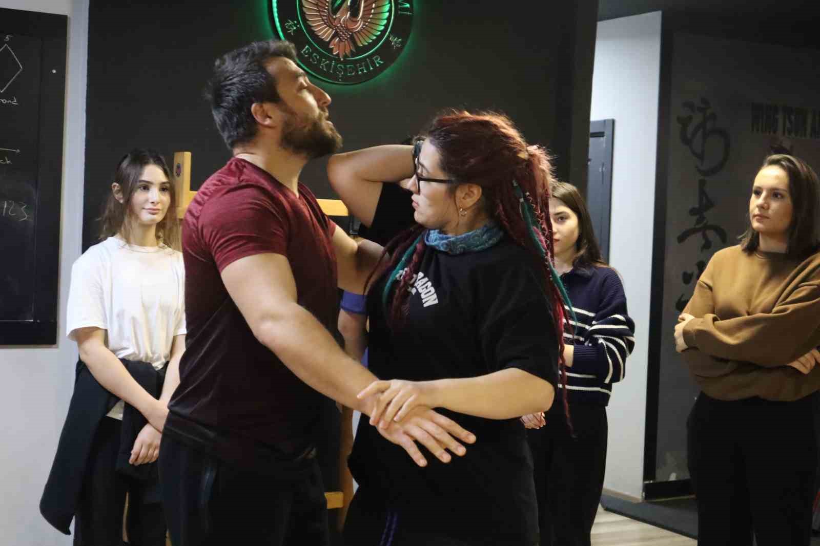 liseli-kiz-ogrenciler-tehlikelere-karsi-savunma-sanati-ogreniyor