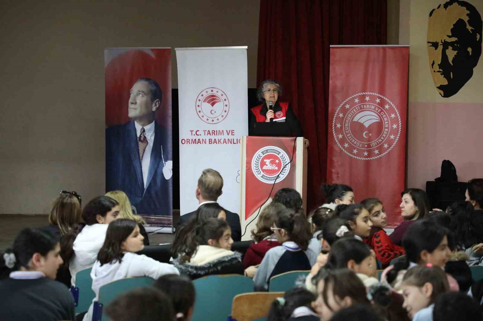 okul-arazisine-lavanta-biberiye-kekik-ve-adacayi-fidanlari-diktiler