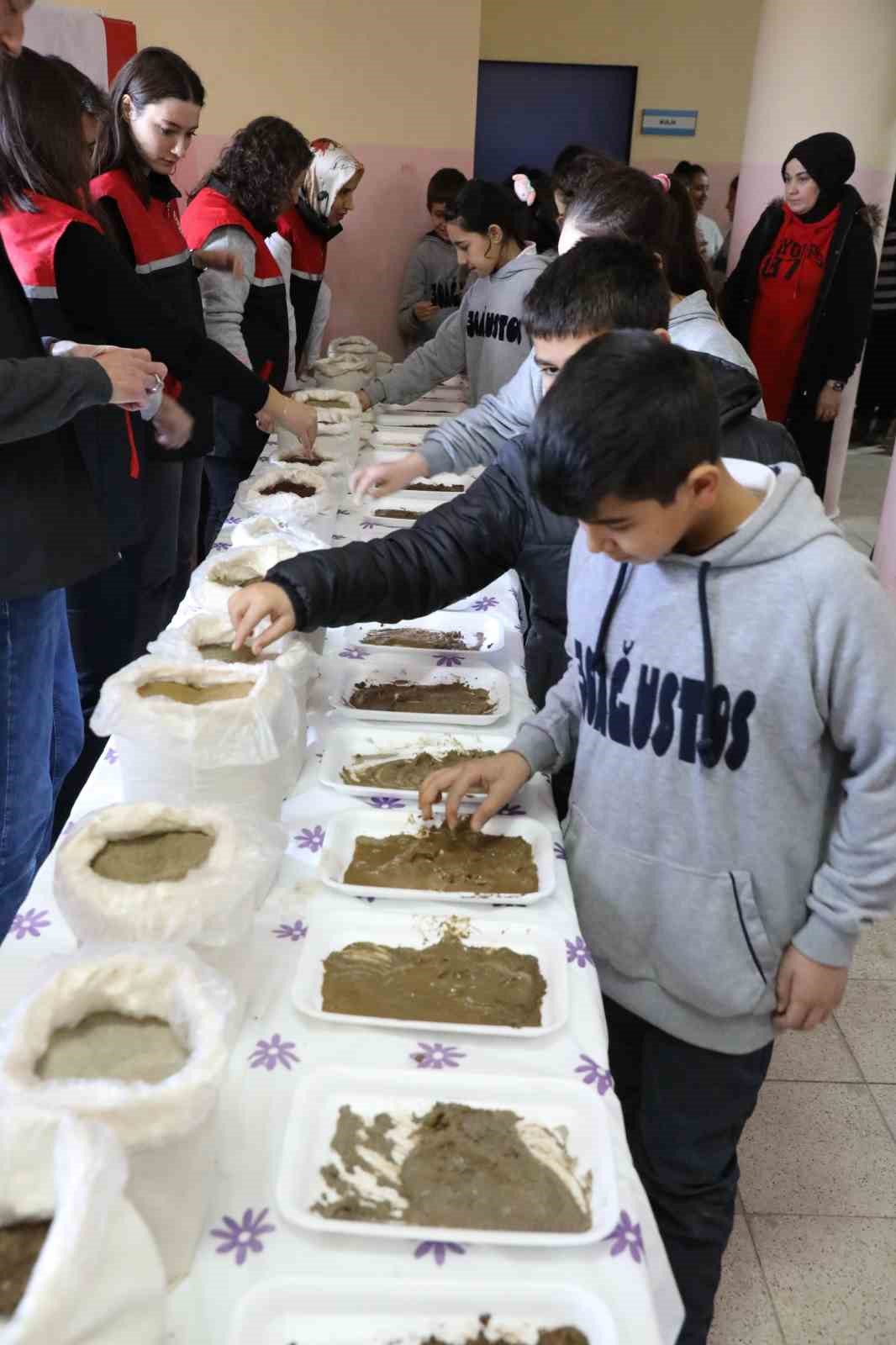 okul-arazisine-lavanta-biberiye-kekik-ve-adacayi-fidanlari-diktiler