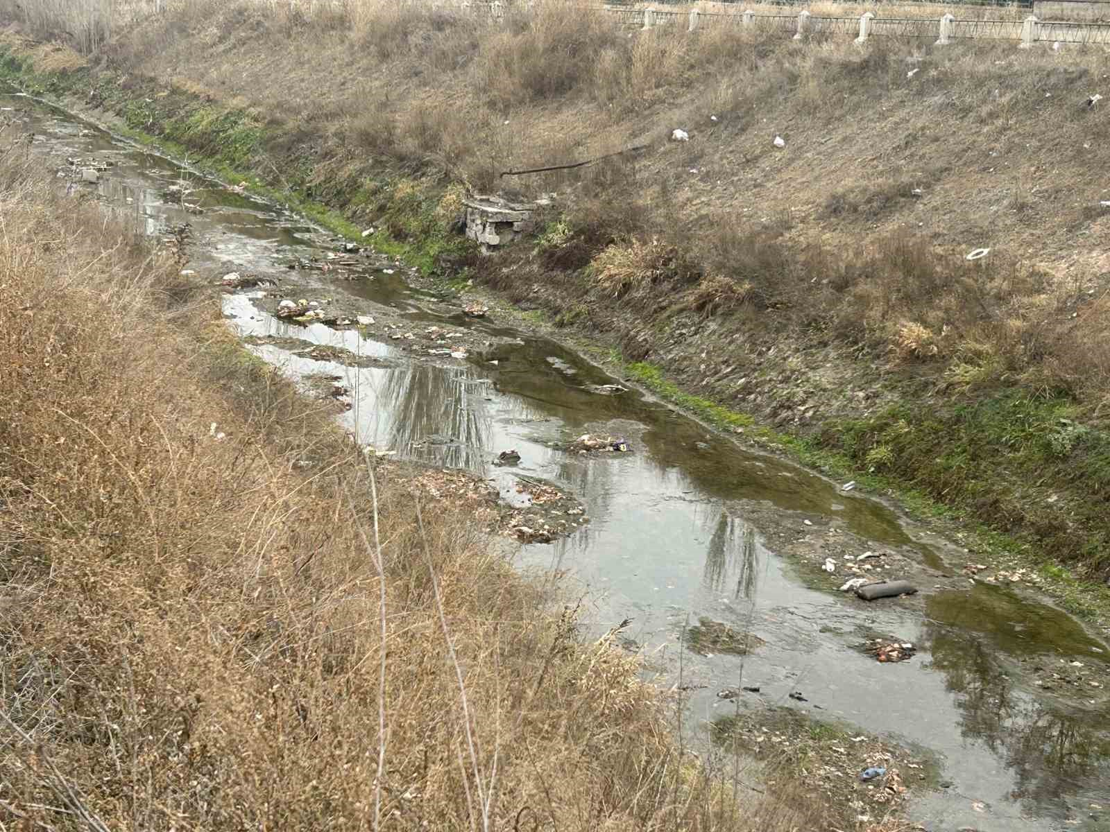 yesiltepete-kanal-coplukten-gecilmiyor