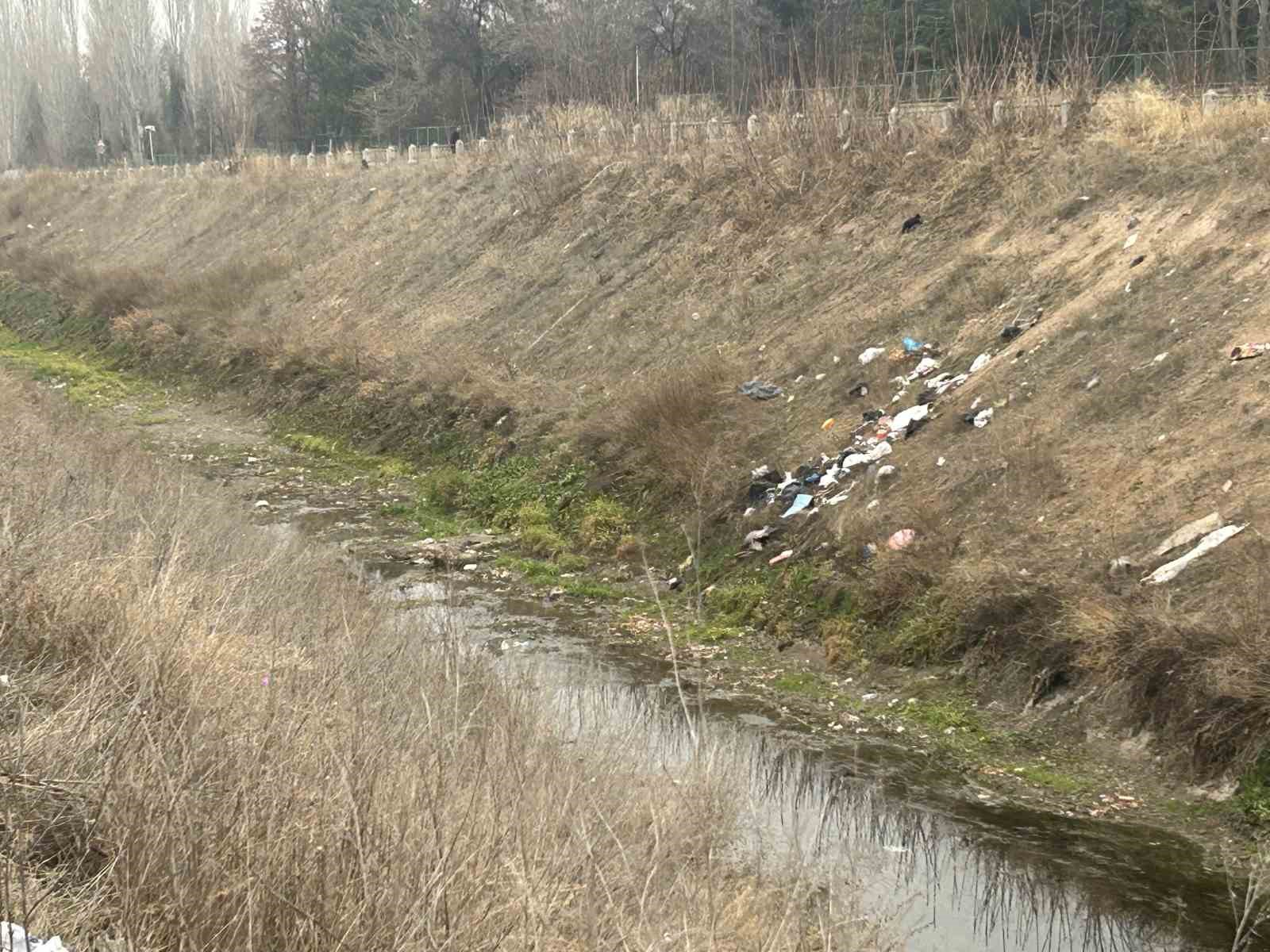 yesiltepete-kanal-coplukten-gecilmiyor