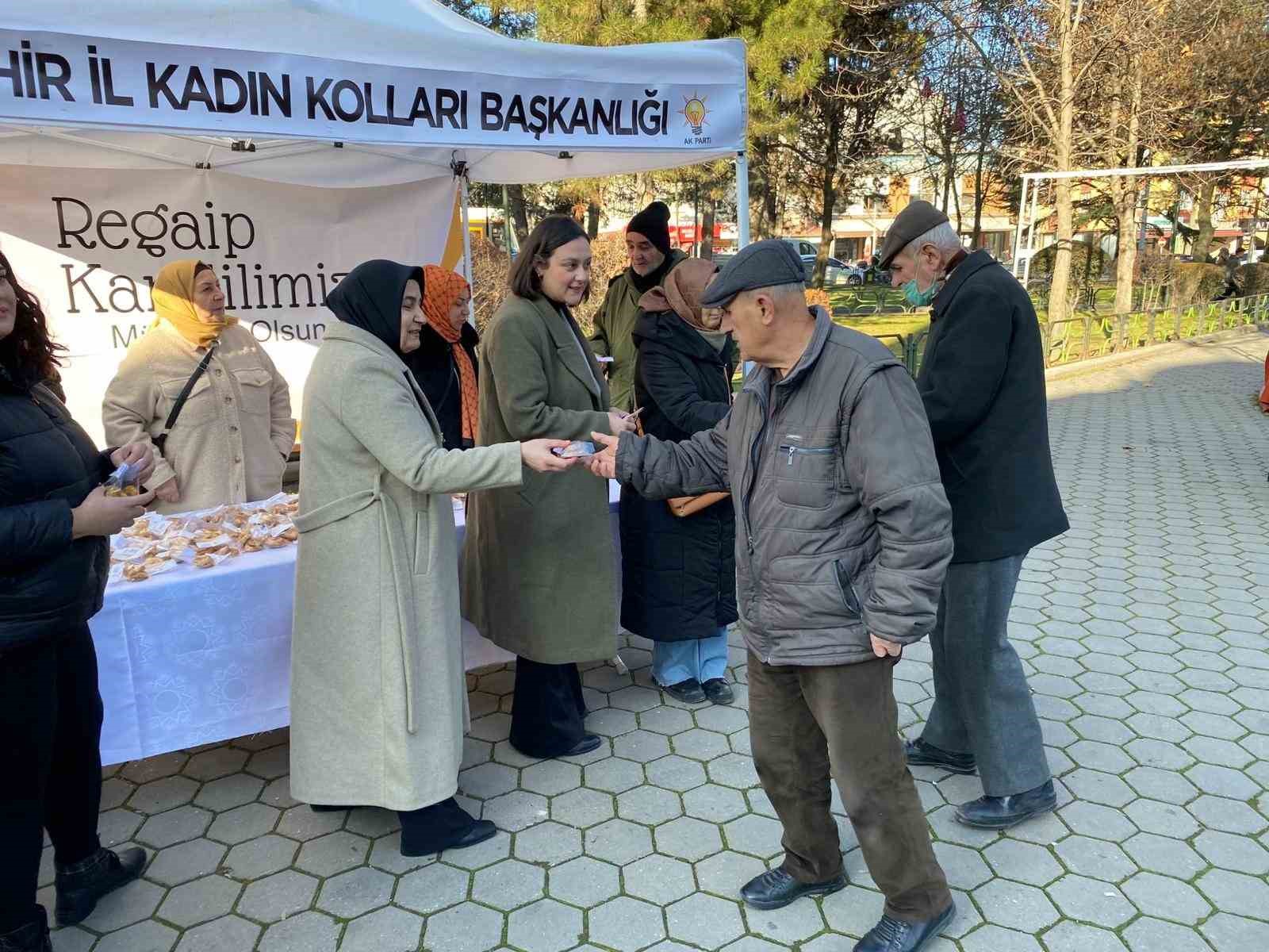 ak-parti-eskisehir-kadin-kollari-uyeleri-kandil-simidi-dagitti