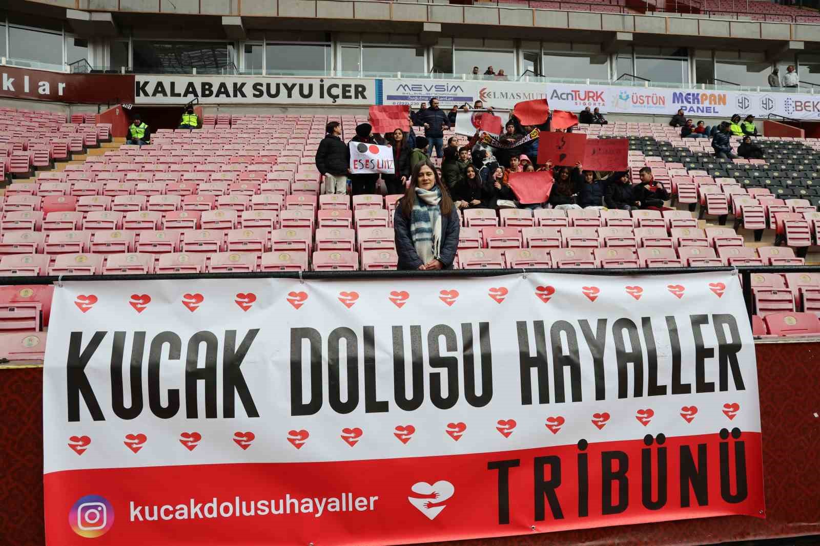 hazirladigi-proje-sayesinde-yuzlerce-cocugu-eskisehirspor-tribunleriyle-tanistirdi