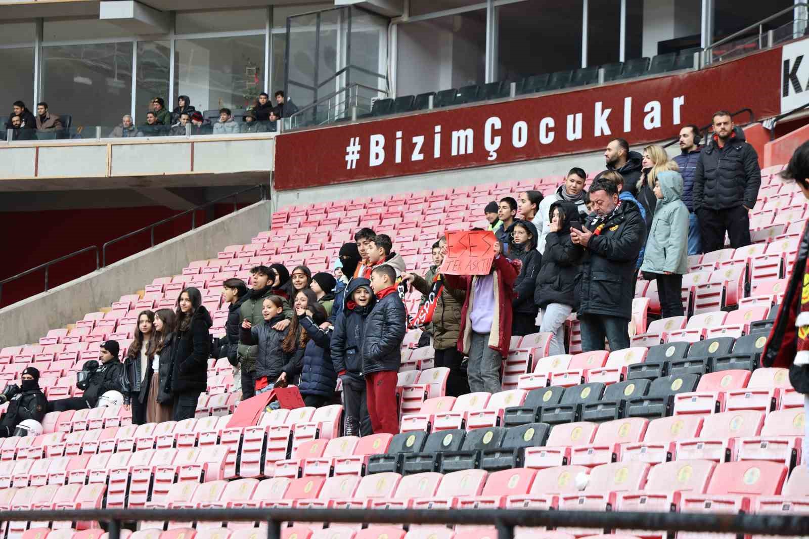 hazirladigi-proje-sayesinde-yuzlerce-cocugu-eskisehirspor-tribunleriyle-tanistirdi