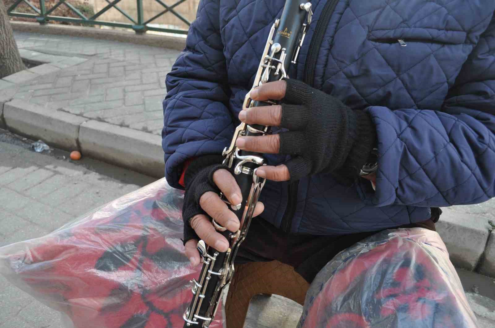 ozel-soguk-kar-yagmur-demeden-yillardir-sokakta-sanatini-icra-ediyor
