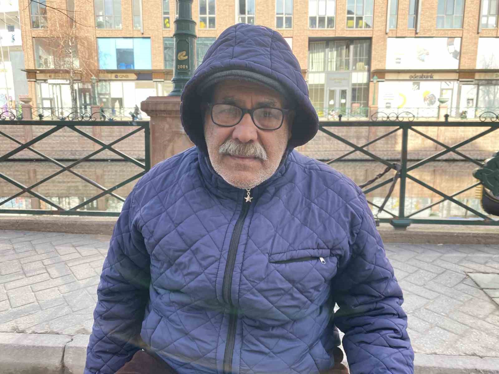 ozel-soguk-kar-yagmur-demeden-yillardir-sokakta-sanatini-icra-ediyor