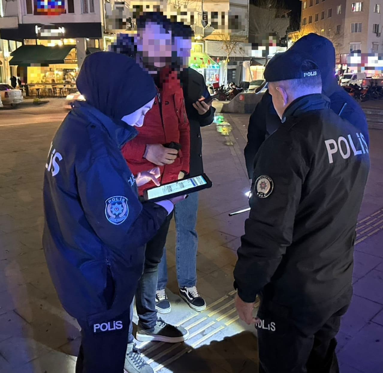 polis-ekiplerinin-denetiminde-elektro-sok-tabancasi-ele-gecirildi