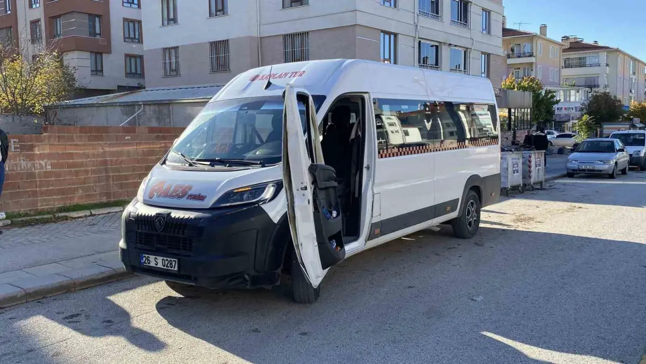 acik-birakilan-servis-kapisina-tramvay-carpti-3-yarali