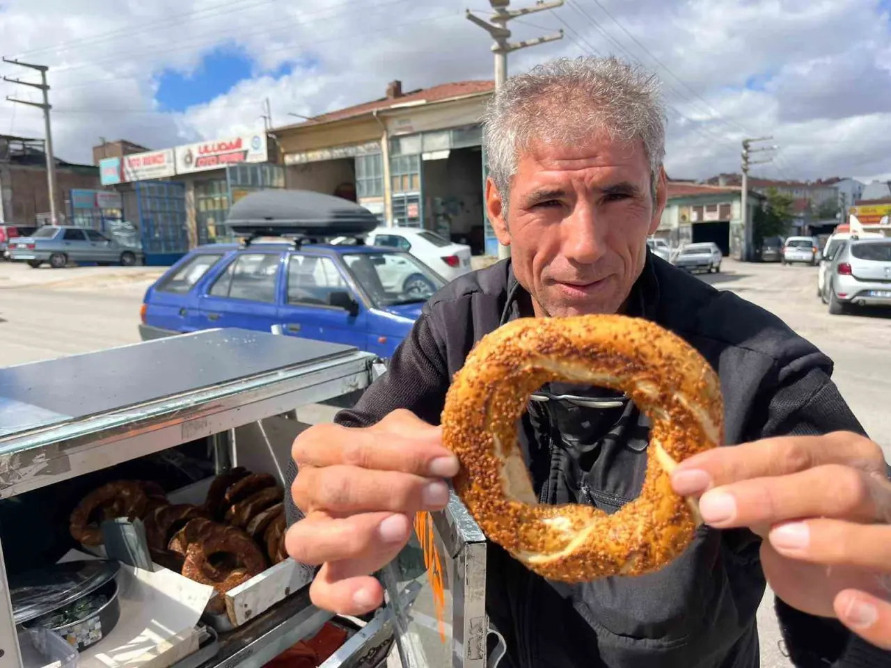 4-cocugunu-simit-satarak-okutuyor