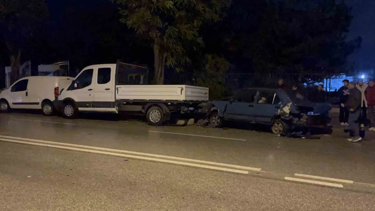 uc-araca-vurup-yoluna-devam-etti-karsi-seritte-otomobille-kafa-kafaya-carpisti-1-yarali