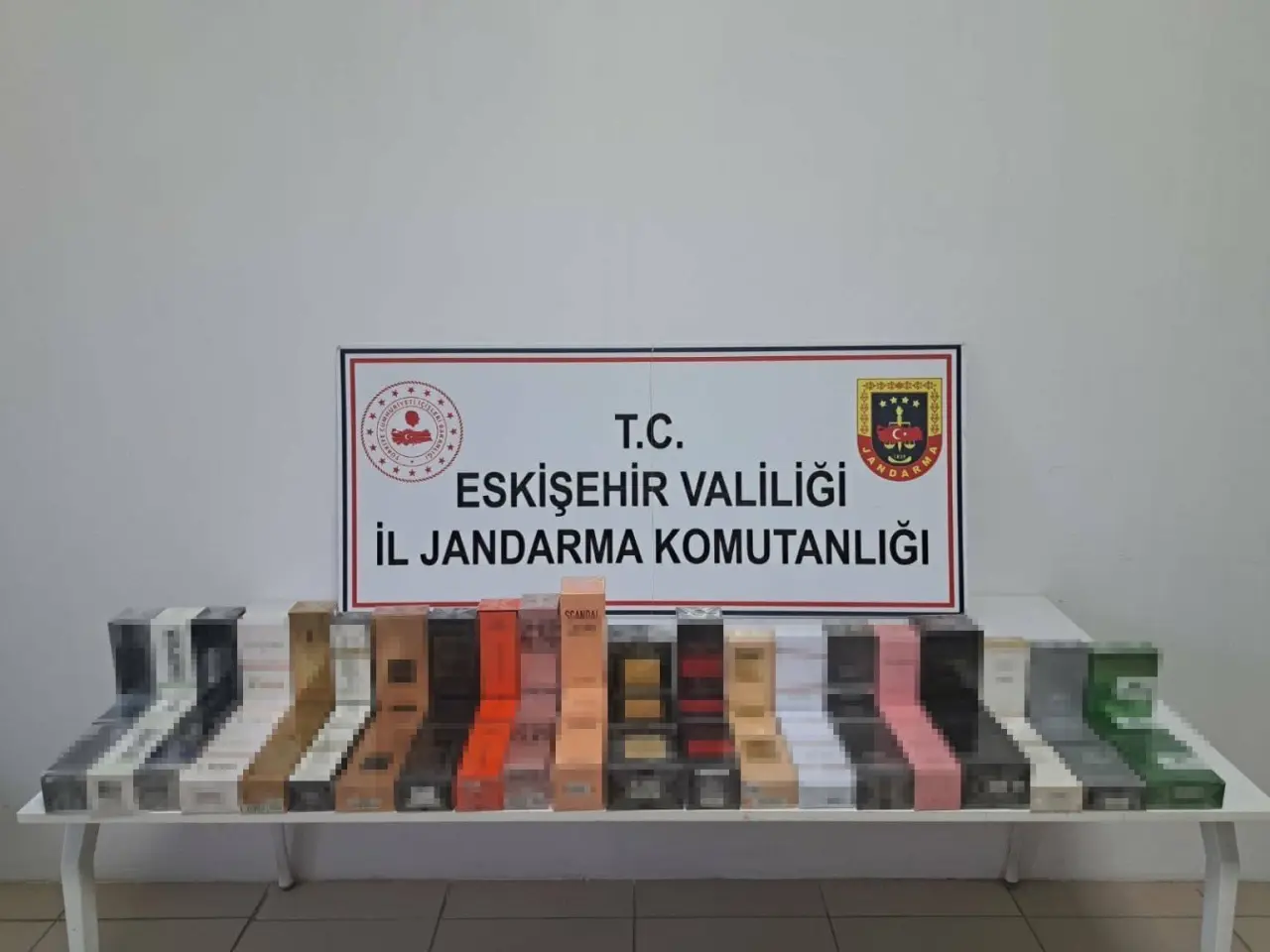 toplam-degeri-550-bin-tl-olan-164-adet-kacak-parfum-ele-gecirildi