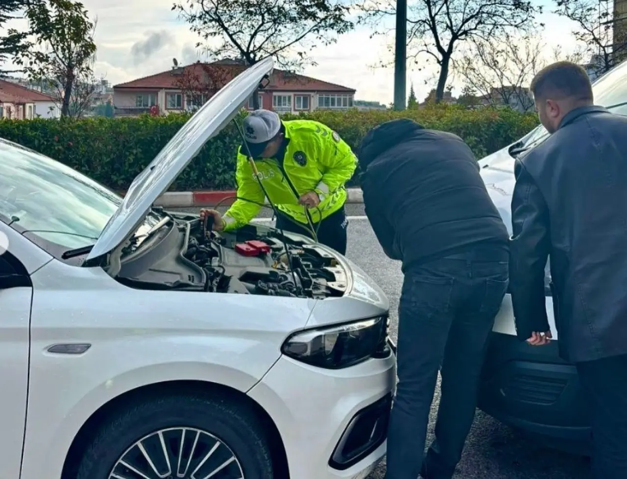 polis-ekipleri-yolda-kalan-otomobile-yardim-eli-uzatti
