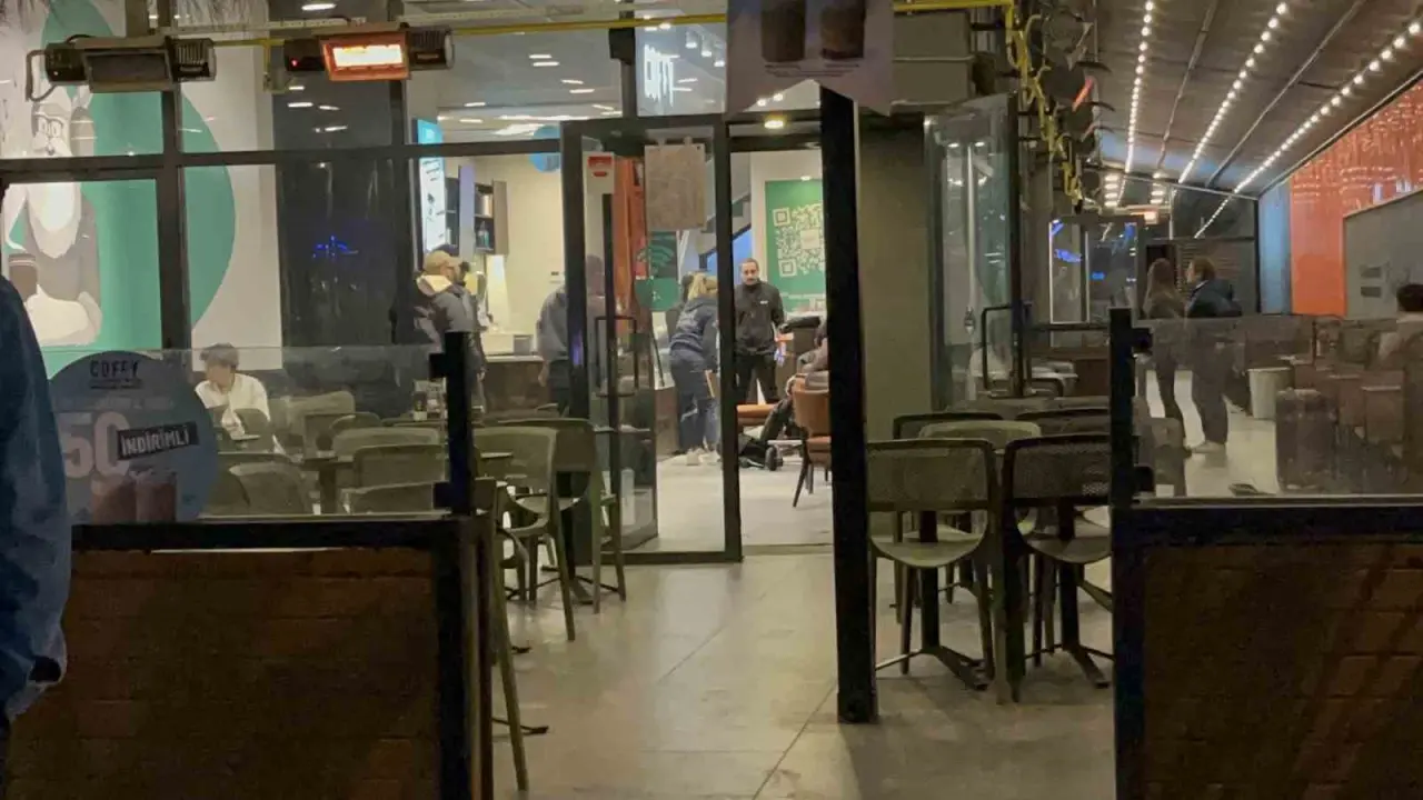 kafe-icinde-bicaklanan-sahis-sedye-uzerine-telefonu-elinden-birakmadi