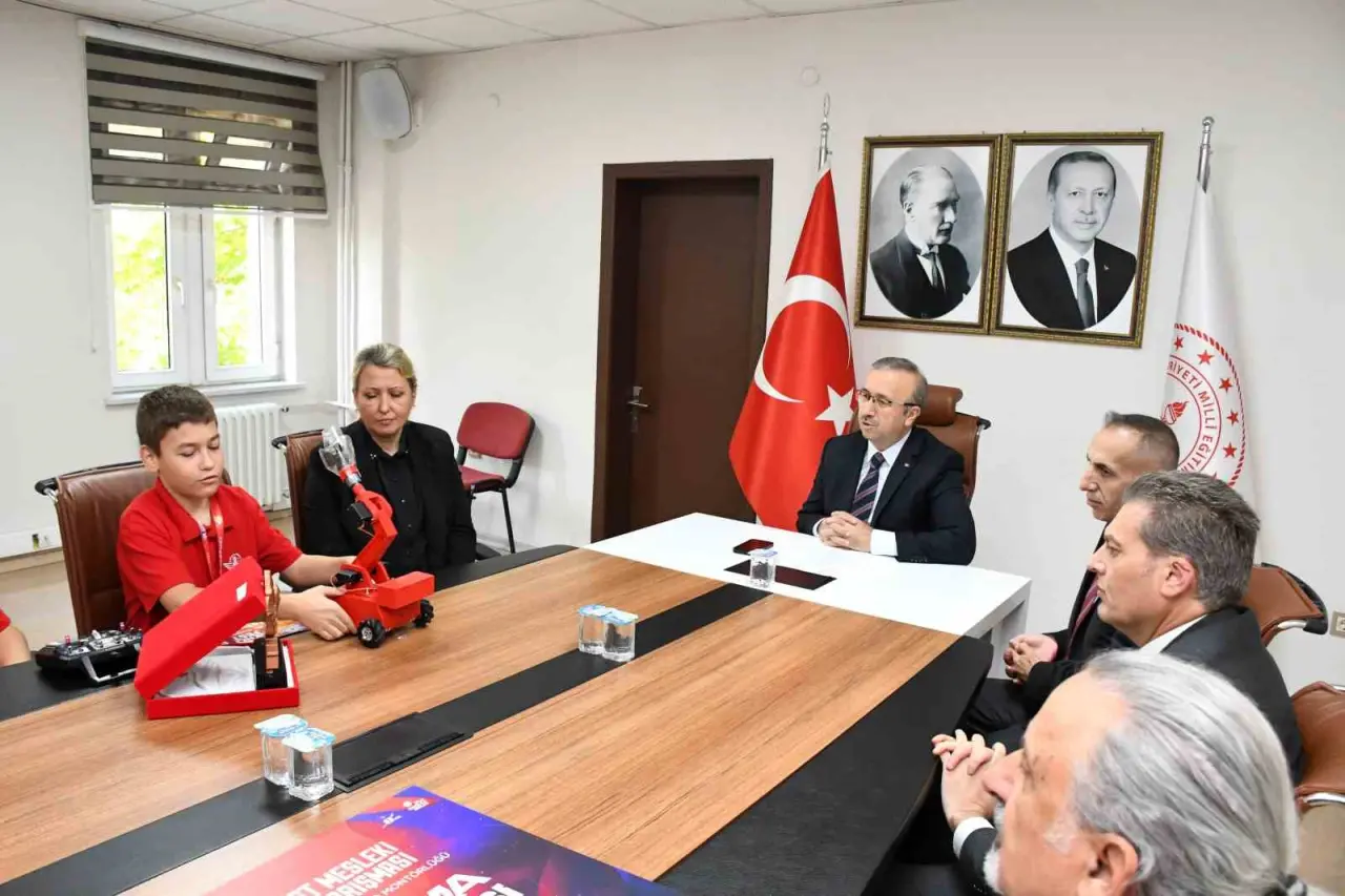 teknofest-sampiyonlarindan-il-milli-egitim-muduru-aydina-ziyaret
