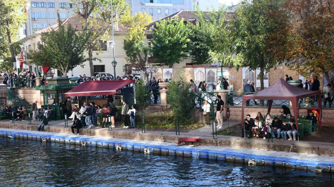 cumhuriyet-bayramini-firsat-bilen-turistler-eskisehire-akin-etti