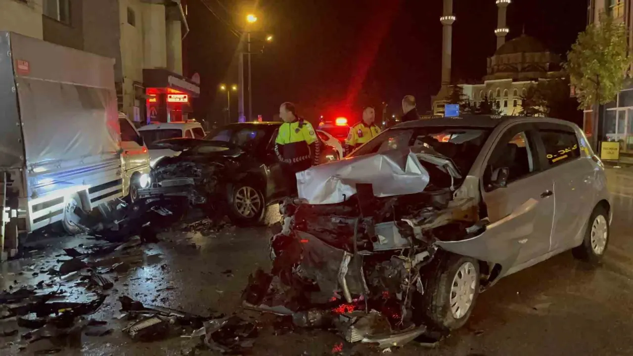 uc-araca-vurup-yoluna-devam-etti-karsi-seritte-otomobille-kafa-kafaya-carpisti-1-yarali