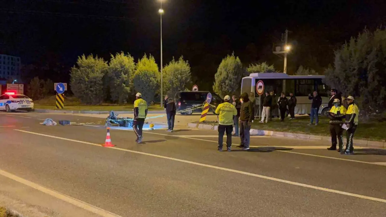 motosiklet-ile-midibus-carpisti-1-olu