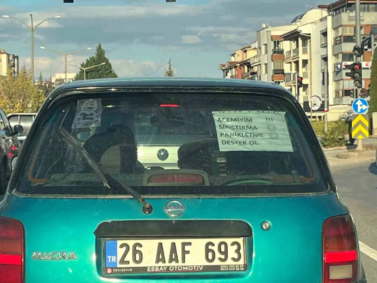 acemi-surucunun-arabasina-astigi-not-dikkat-cekiyor