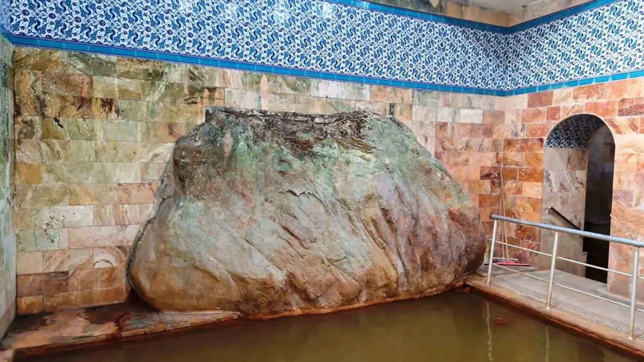 emet-yenicekoy-sifa-hamami-havuzunda-bulunan-devasa-kaya-ile-ilgi-odagi