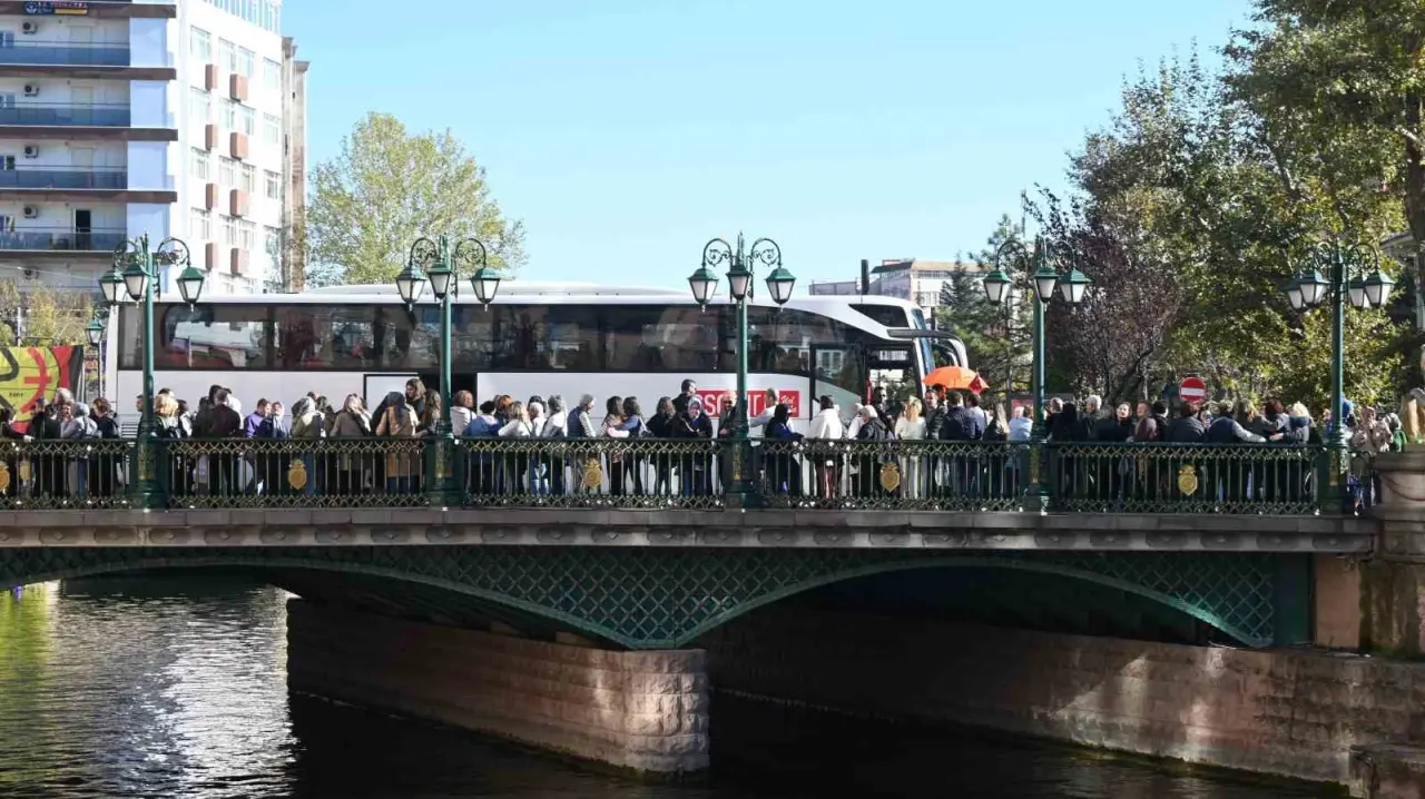 cumhuriyet-bayramini-firsat-bilen-turistler-eskisehire-akin-etti