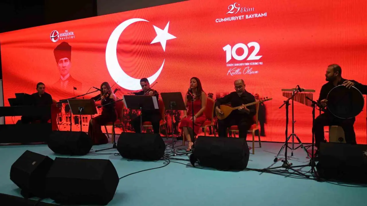 cumhuriyet-ile-yasit-102-yasindaki-ali-amca-bayramini-protokolde-kutladi