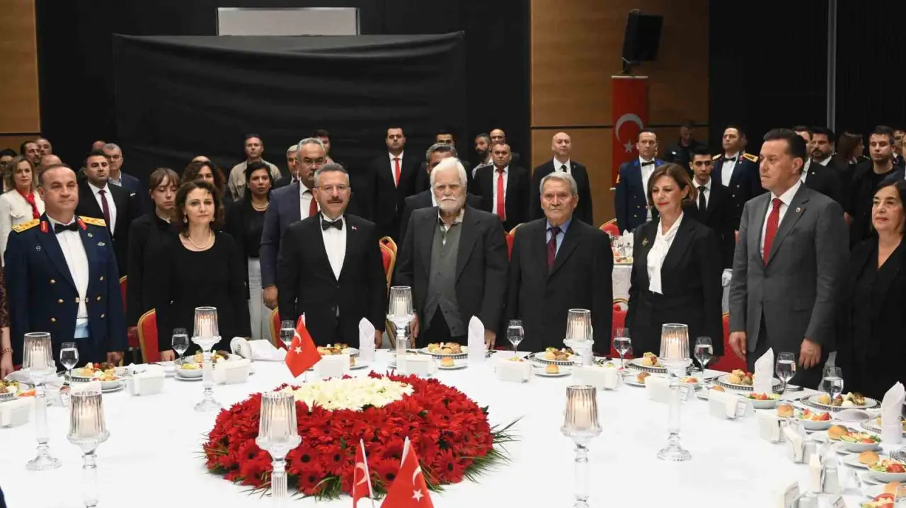 cumhuriyet-ile-yasit-102-yasindaki-ali-amca-bayramini-protokolde-kutladi