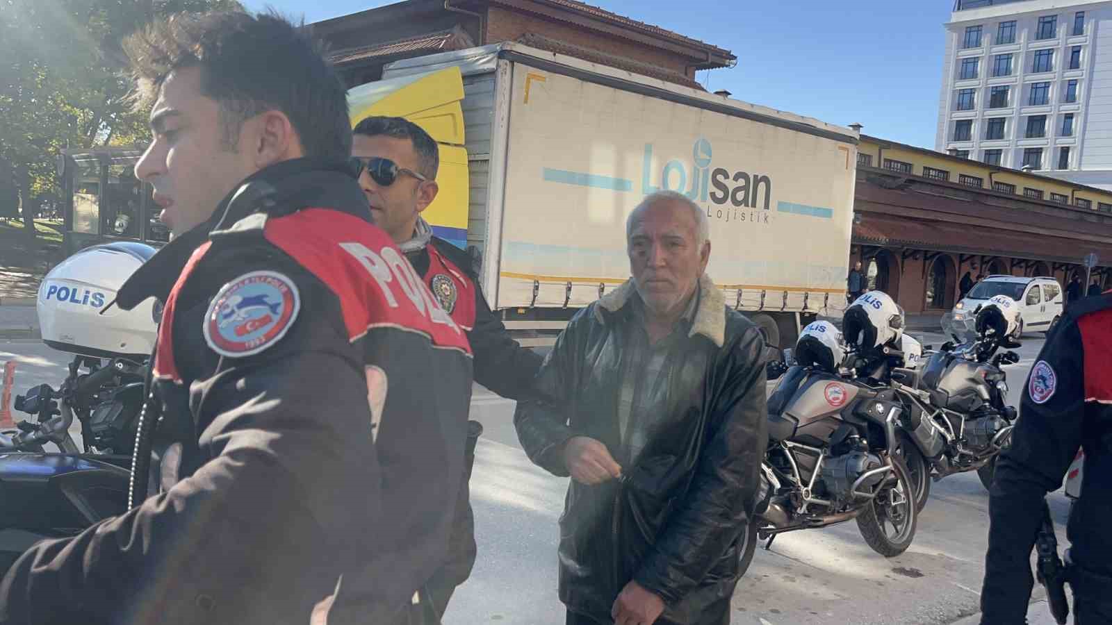 arkadasini-bicakladi-olay-yerinde-polisi-bekledi