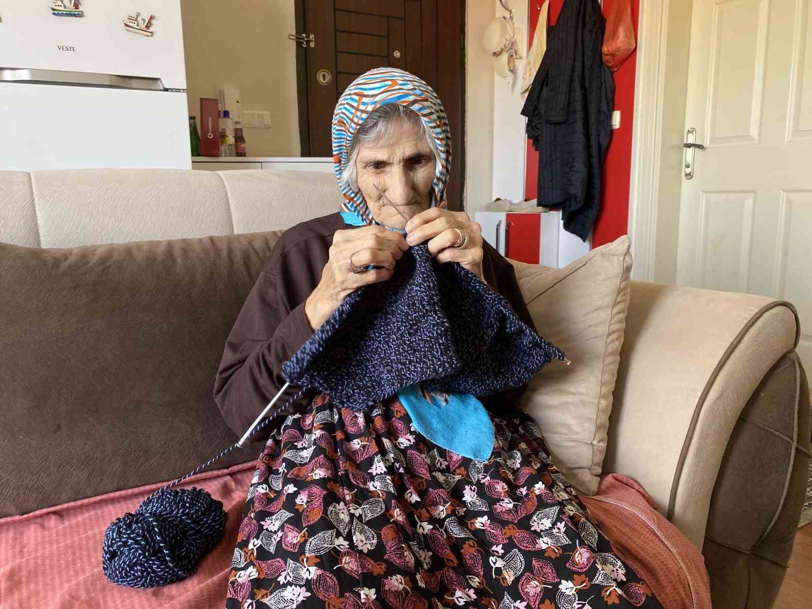 bir-gozu-gormeyen-70-yasindaki-sema-teyze-kitap-okumaktan-ve-orgu-ormekten-vazgecmiyor