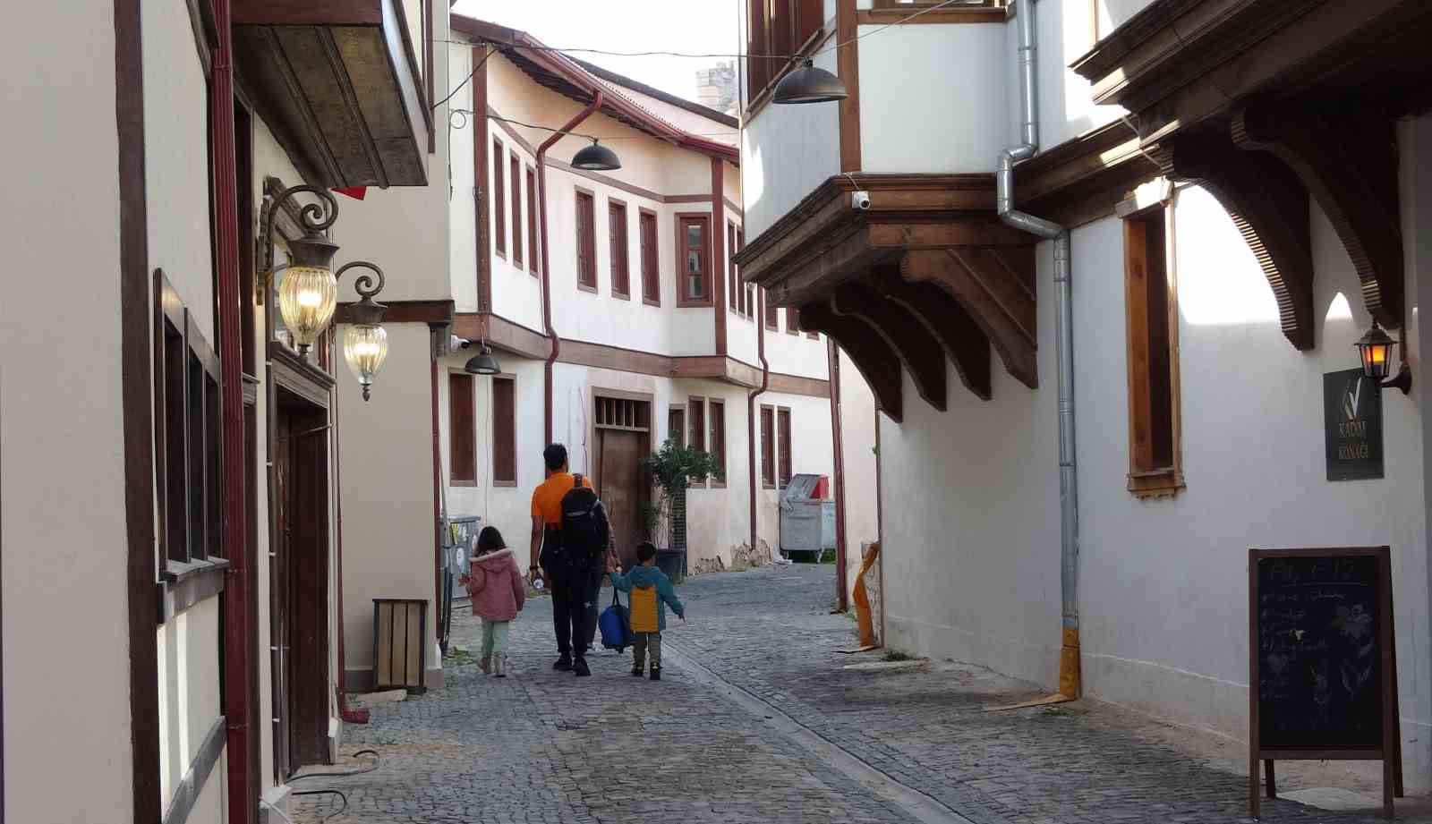 doc-dr-abdullah-erdem-tas-modern-hayat-insanlari-yalnizlastiriyor