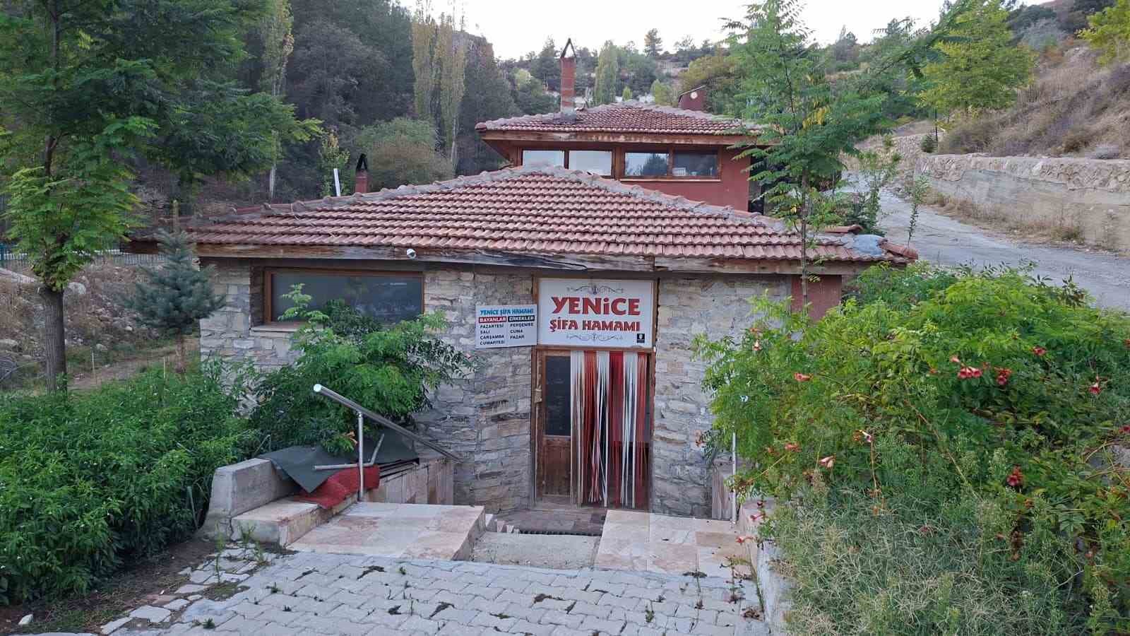 emet-yenicekoy-sifa-hamami-havuzunda-bulunan-devasa-kaya-ile-ilgi-odagi