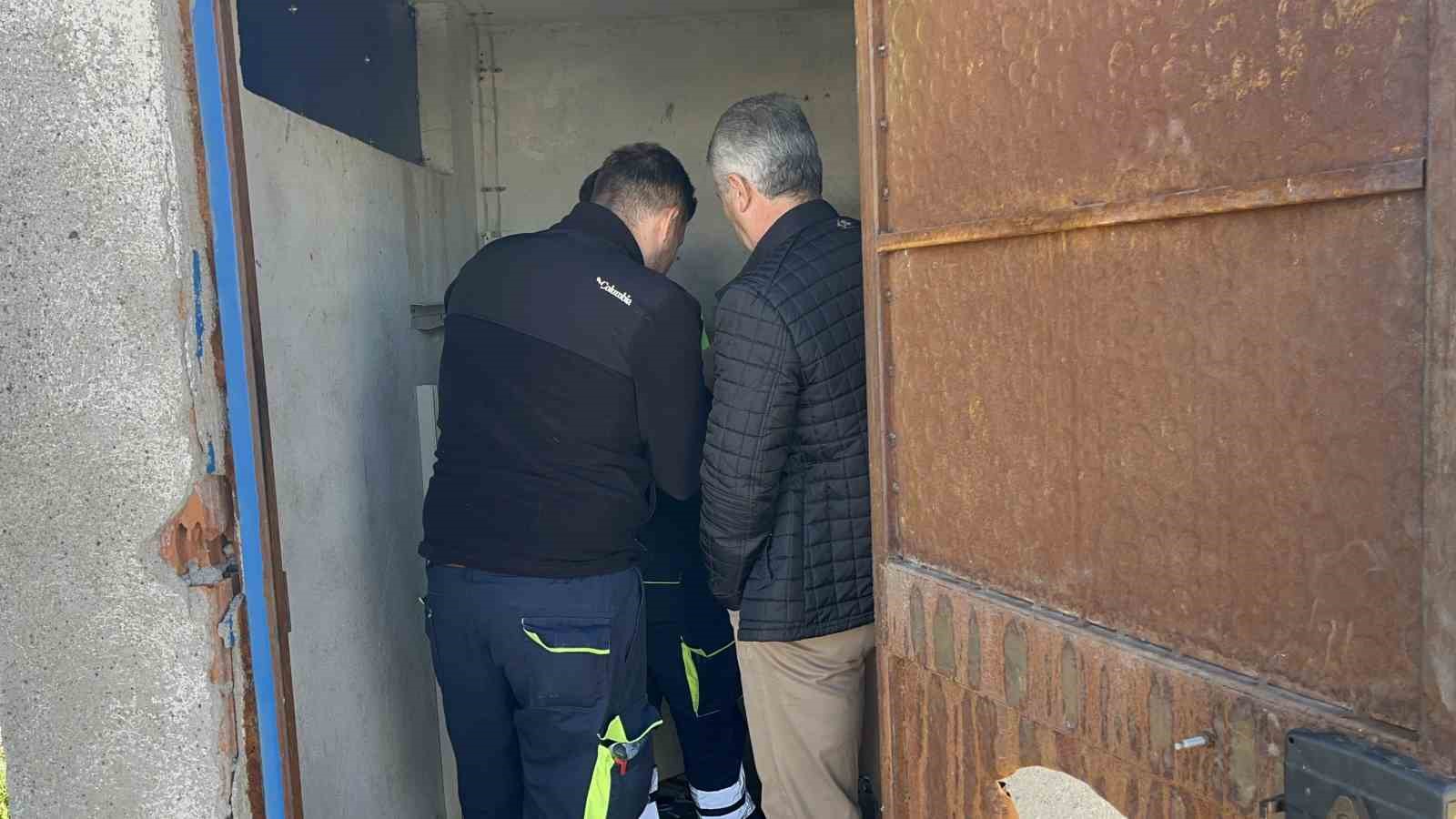 eskinin-tesisine-girip-kapiyi-delen-hirsizlar-ne-buldularsa-caldilar