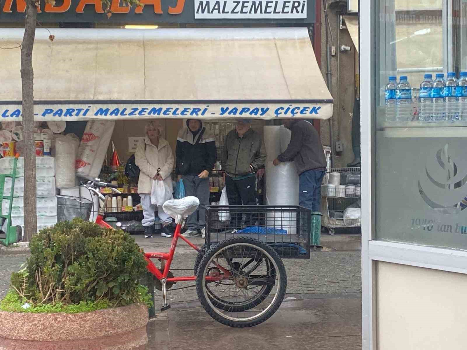 eskisehirde-aniden-bastiran-yagis-vatandaslara-zor-anlar-yasatti