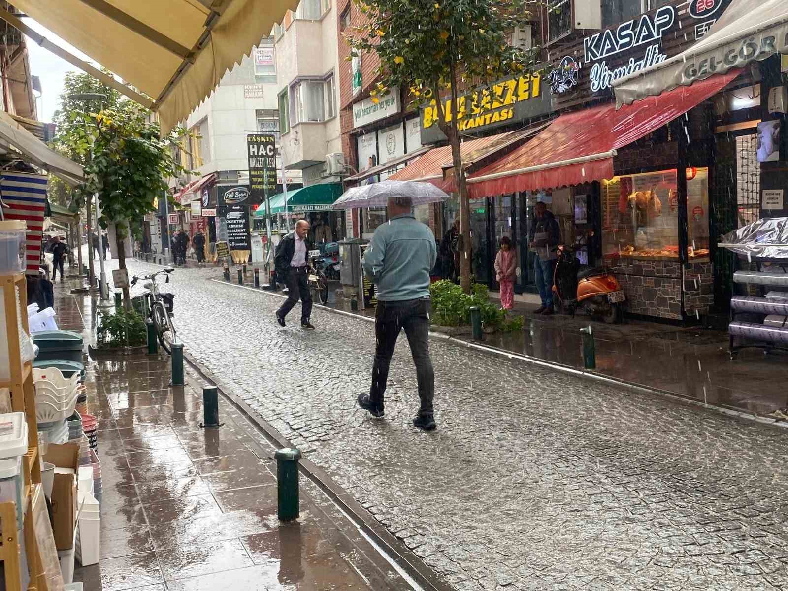 eskisehirde-aniden-bastiran-yagis-vatandaslara-zor-anlar-yasatti