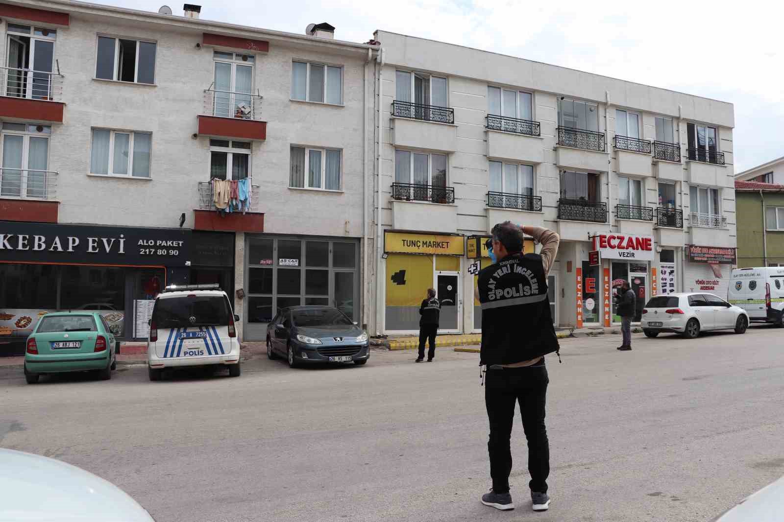 eskisehirde-esinin-yasadigi-daireye-tufekle-2-el-ates-edip-kacti