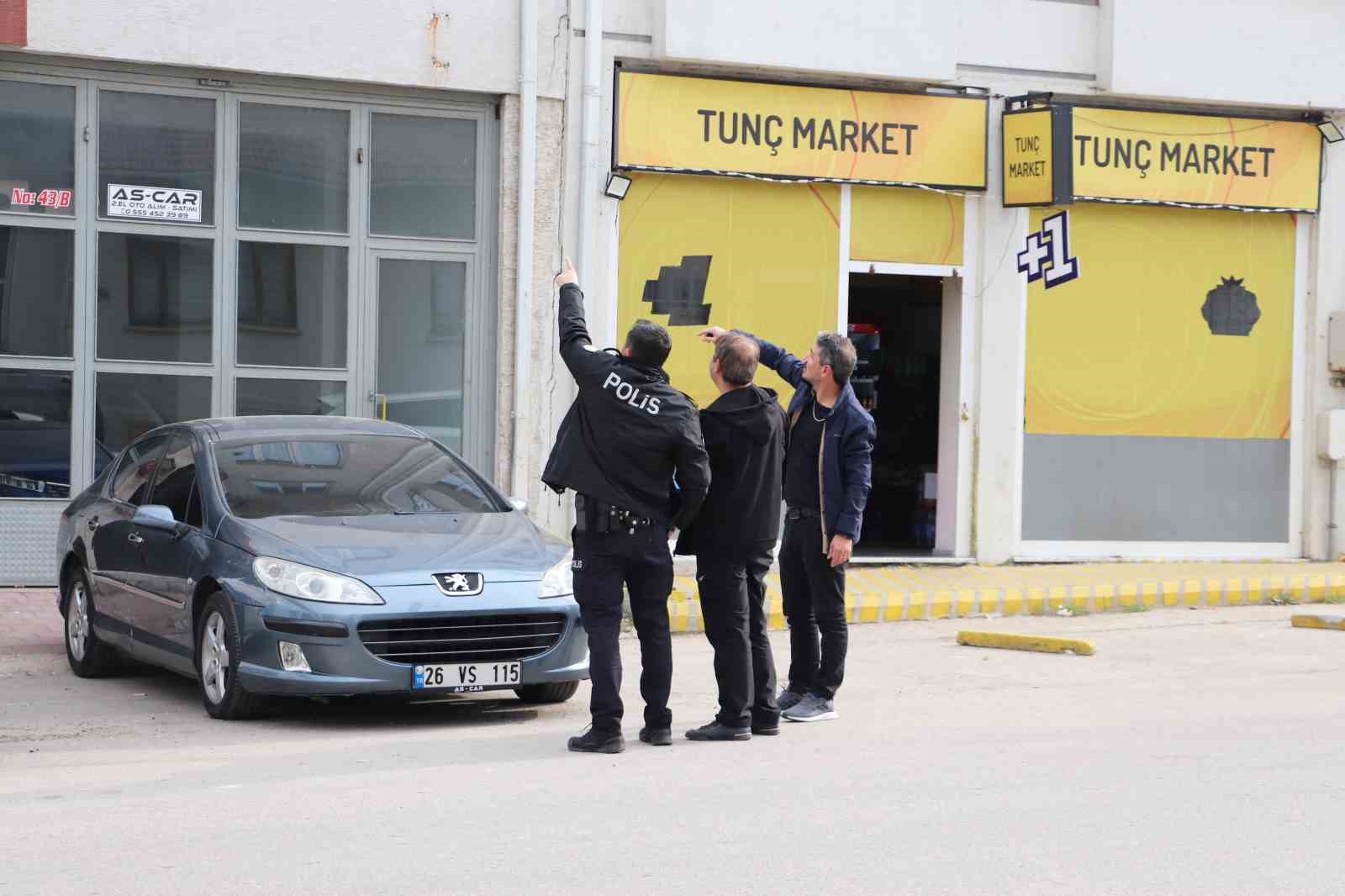 eskisehirde-esinin-yasadigi-daireye-tufekle-2-el-ates-edip-kacti
