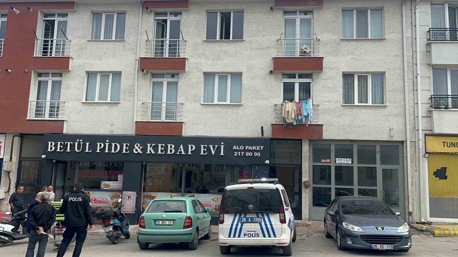eskisehirde-esinin-yasadigi-daireye-tufekle-2-el-ates-edip-kacti