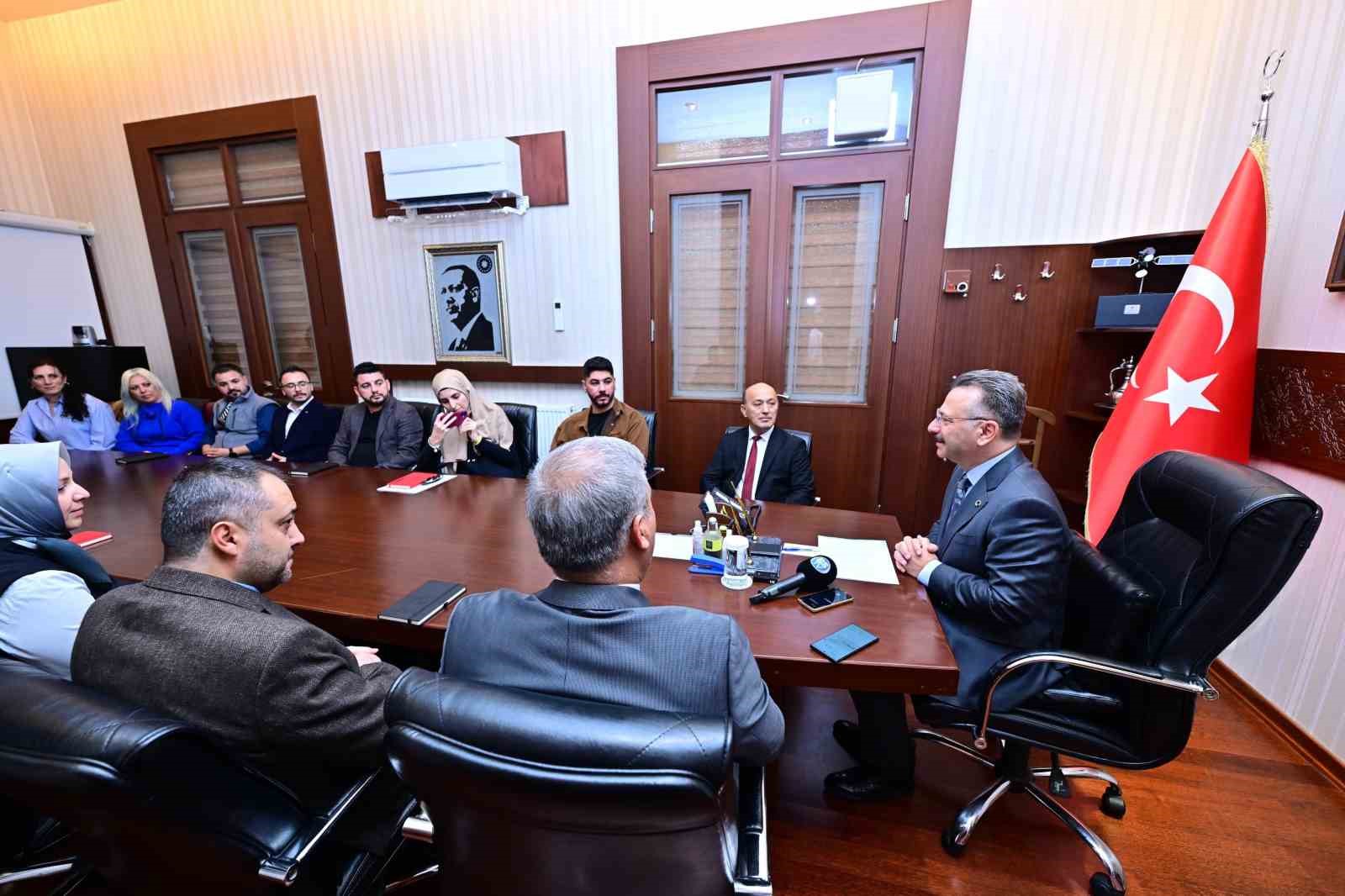 hak-kazanan-gazetecilerin-basin-kartlarini-vali-aksoy-teslim-etti