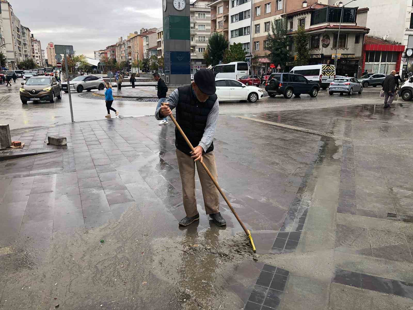 hatboyu-caddesini-gorevliler-degil-63-yasindaki-vatandas-temizledi
