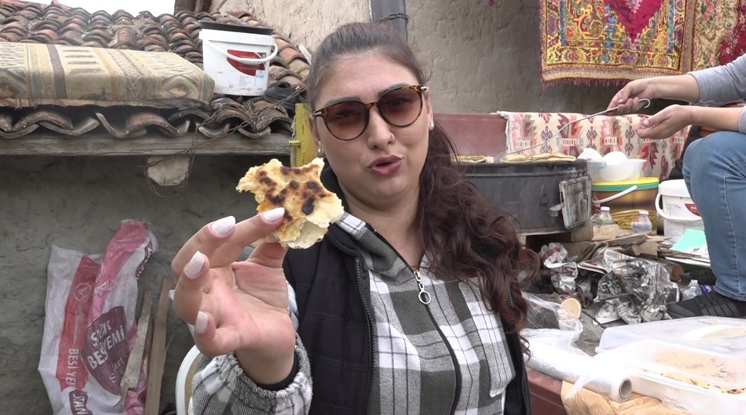 kizilinlerde-yapilan-bal-kabakli-gozleme-ilginc-lezzeti-ile-dikkat-cekiyor