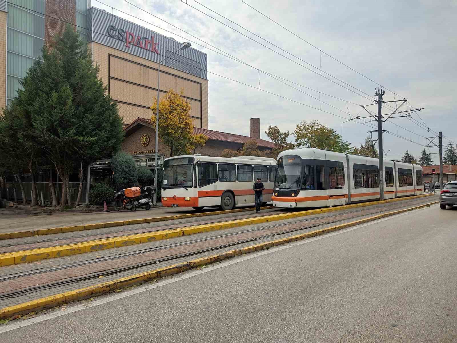 kontrolden-cikan-tir-tramvay-yoluna-girdi-seferler-aksadi