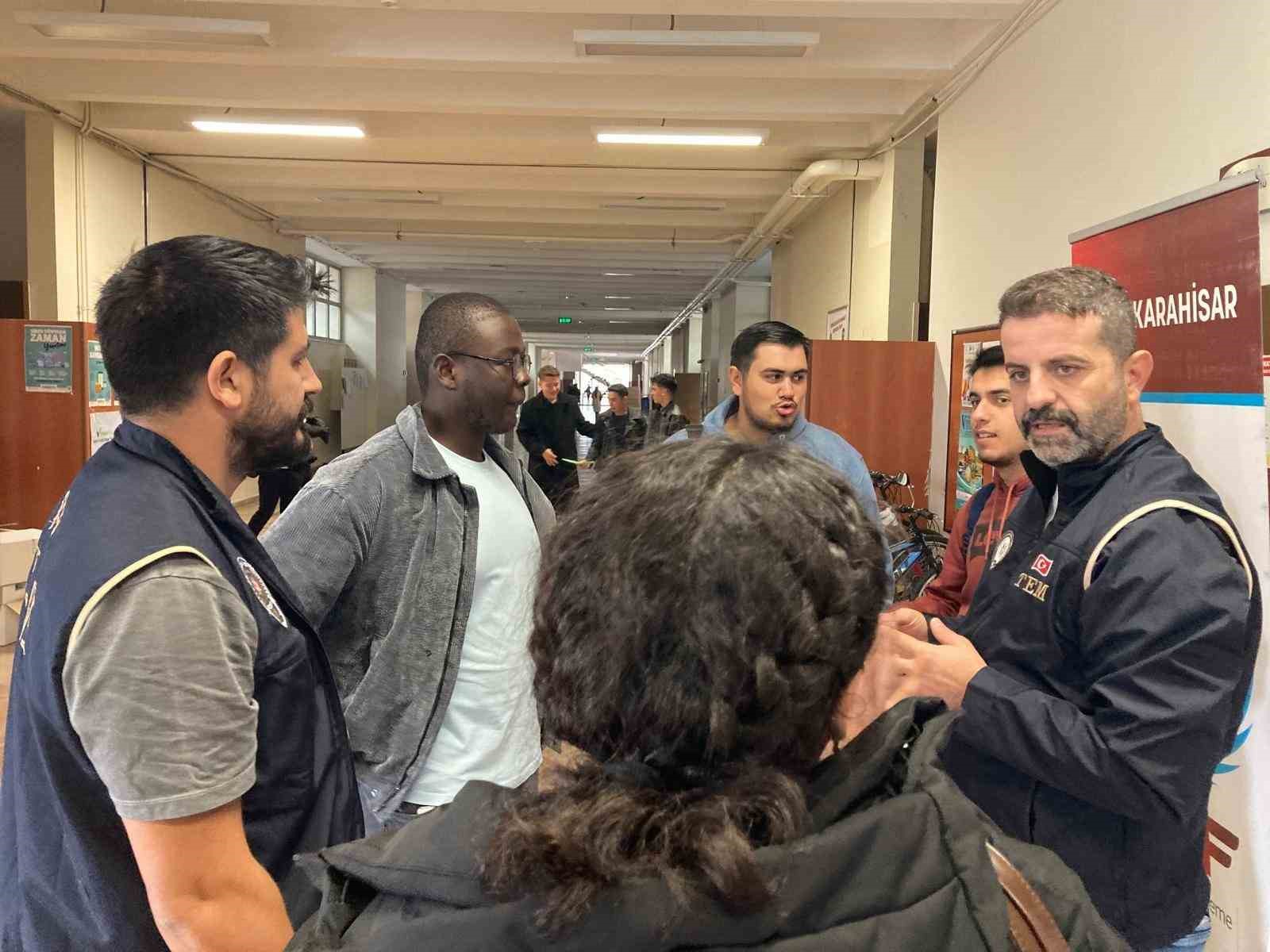 polisten-17-bin-universite-ogrencisine-terorle-ve-uyusturucuyla-mucadele-egitimi