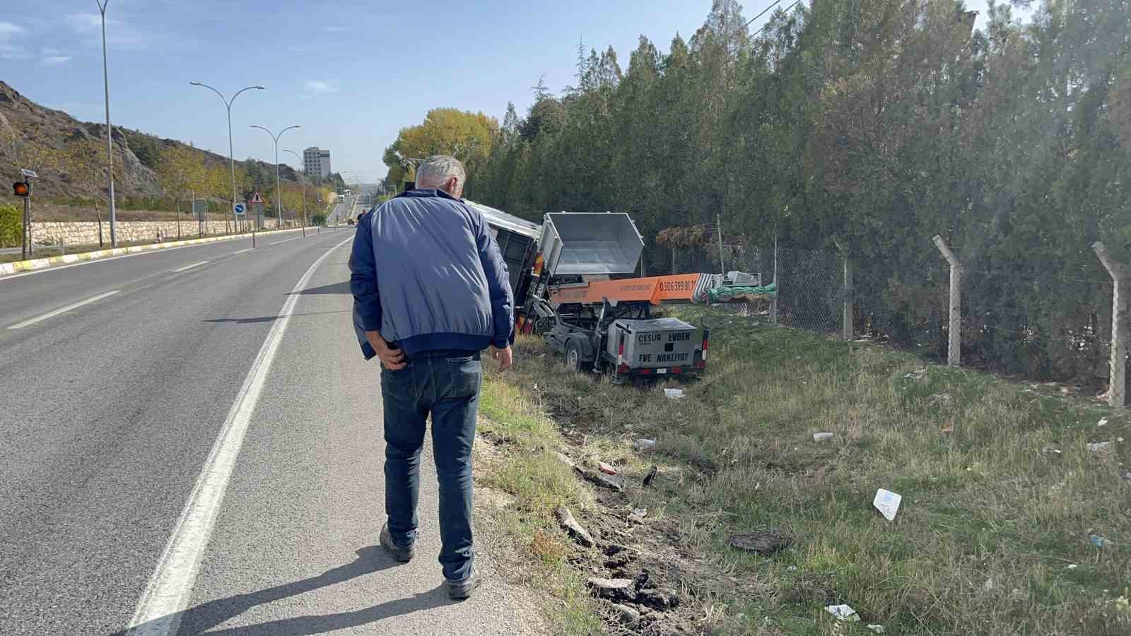 seyir-halindeyken-direksiyonu-kitlenen-kamyon-sarampole-devrildi