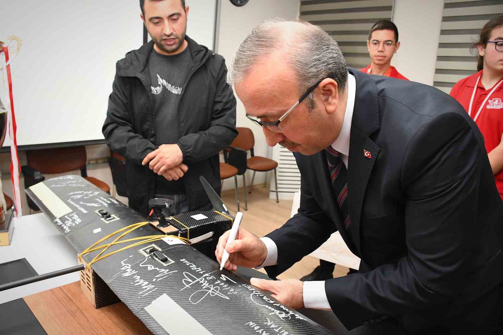 teknofest-sampiyonlarindan-il-milli-egitim-muduru-aydina-ziyaret