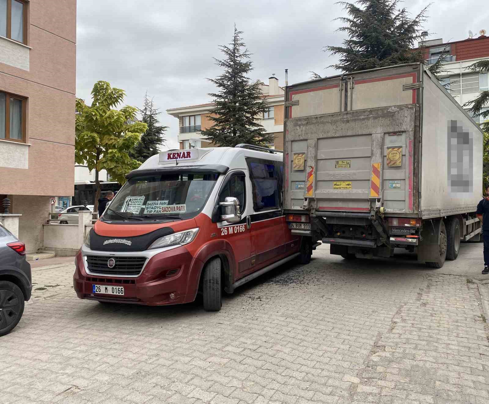 tir-ile-minibusun-carpistigi-kaza-maddi-hasarla-atlatildi