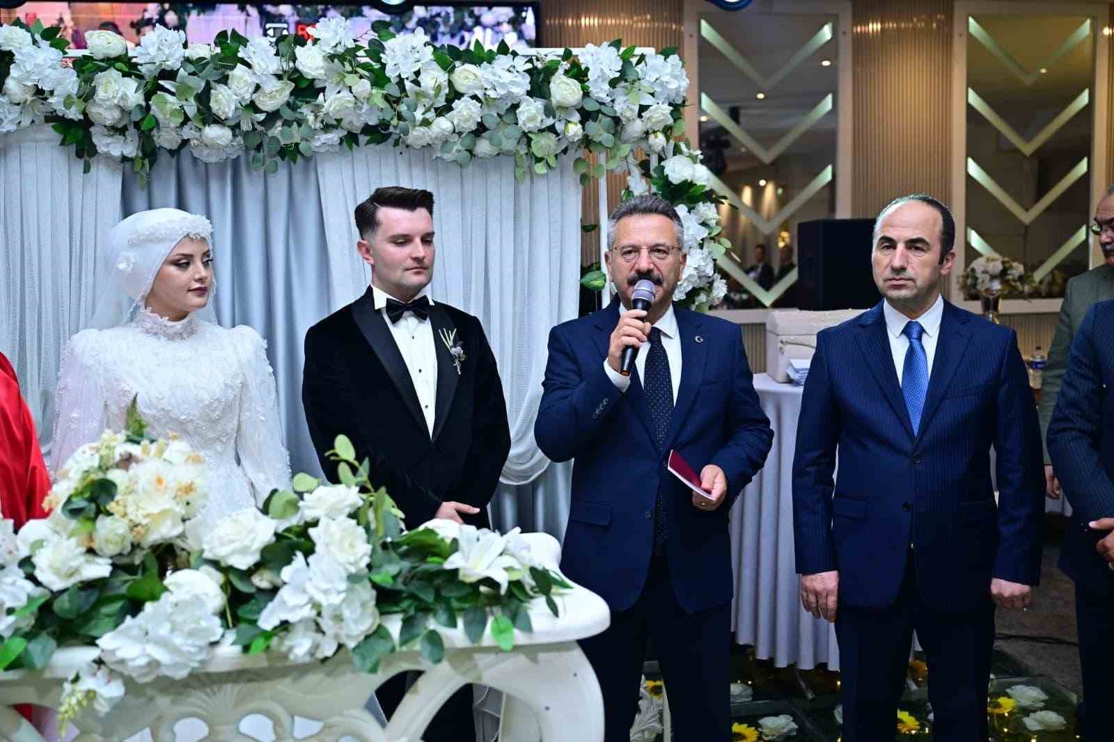 vali-aksoy-dunyaevine-giren-polis-ciftin-mutluluguna-ortak-oldu