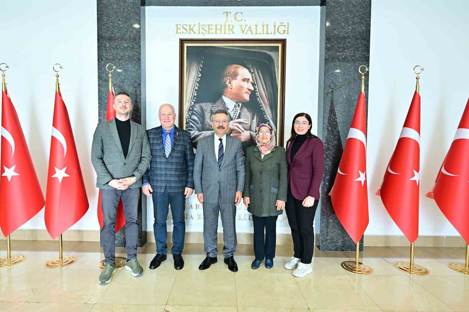 valilik-konutunu-satip-okul-yaptiran-vali-aksoyu-mahallenin-muhtari-ziyaret-etti