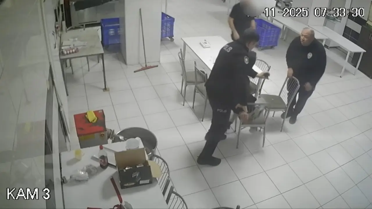aracla-carptigi-kisiyi-demir-cubukla-olduren-katil-zanlisinin-yakalandigi-anlar-guvenlik-kamerasinda
